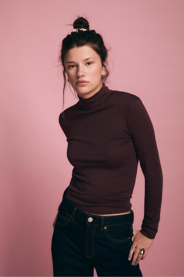 تي شيرت أساسي برقبة عالية - 1