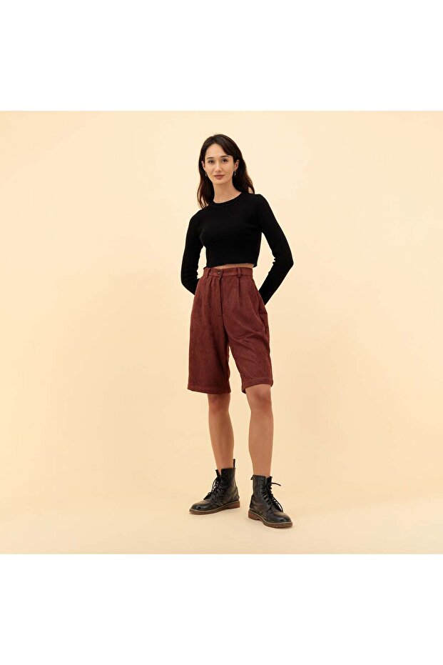 MID-RISE SUEDE SHORT