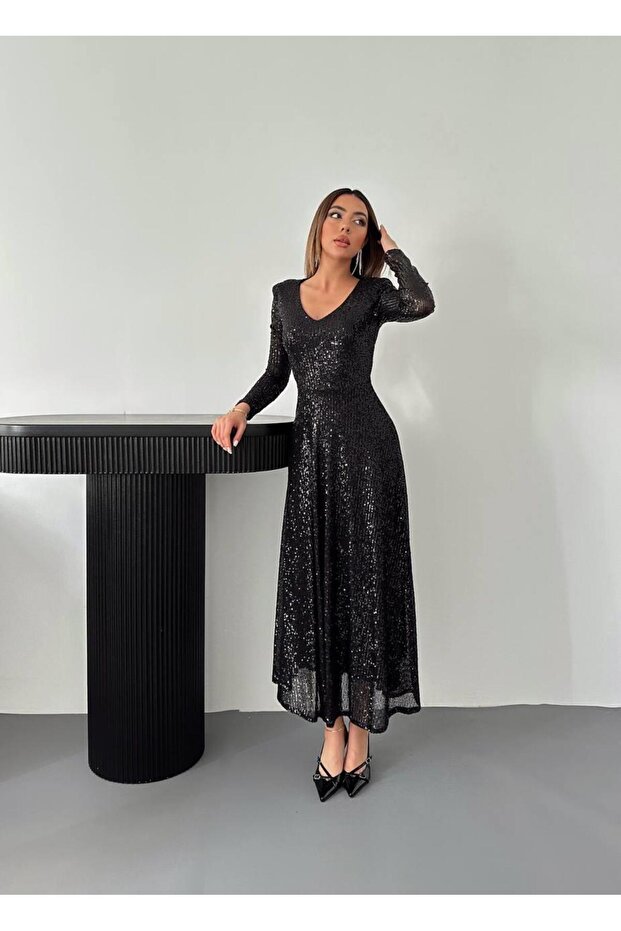 فستان مطرز بالترتر بظهر مكشوف - 1