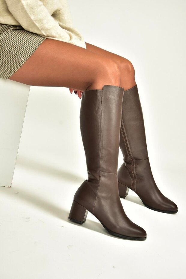 V468213103 Brown Genuine Leather Thick Heeled Women's Boots