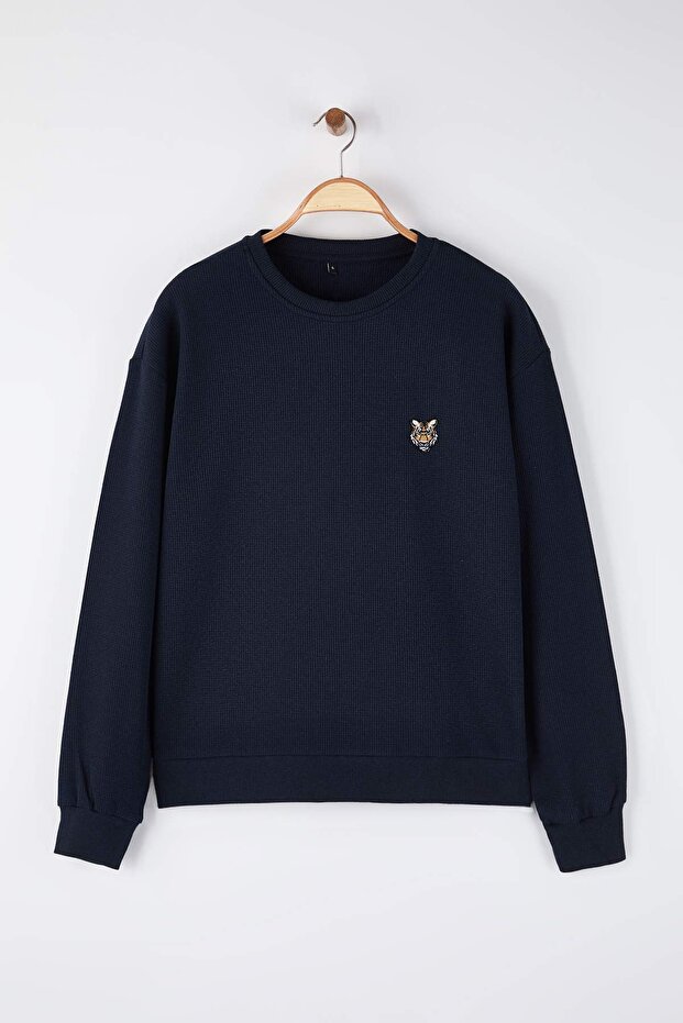 Koyu Lacivert Oversize/Geniş Kesim Bisiklet Yaka Kaplan Nakışlı Şardonsuz Sweatshirt TMNAW25SW00194 - 5