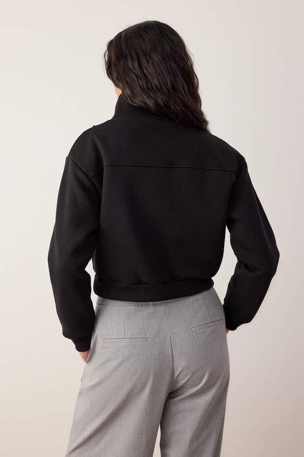 Siyah Kalın İçi Polarlı Dik Yaka Yarım Pat Fermuarı Crop Örme Sweatshirt TWOAW26SW00233 - 4