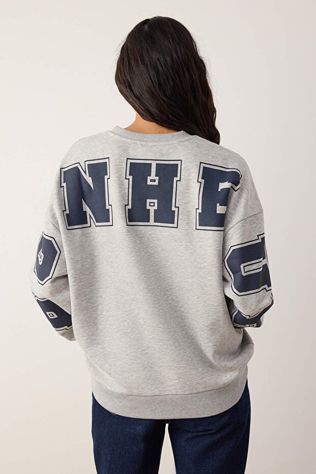 Gri Melanj Oversize/Geniş Kesim Slogan Sırt Baskılı Bisiklet Yaka Örme Sweatshirt TWOAW26SW00236 - 4