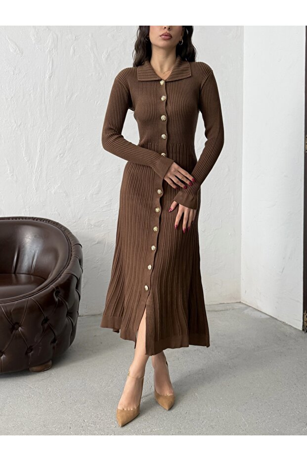 Dámské hnědé stylové dlouhé úpletové košilové šaty na knoflíky - 2