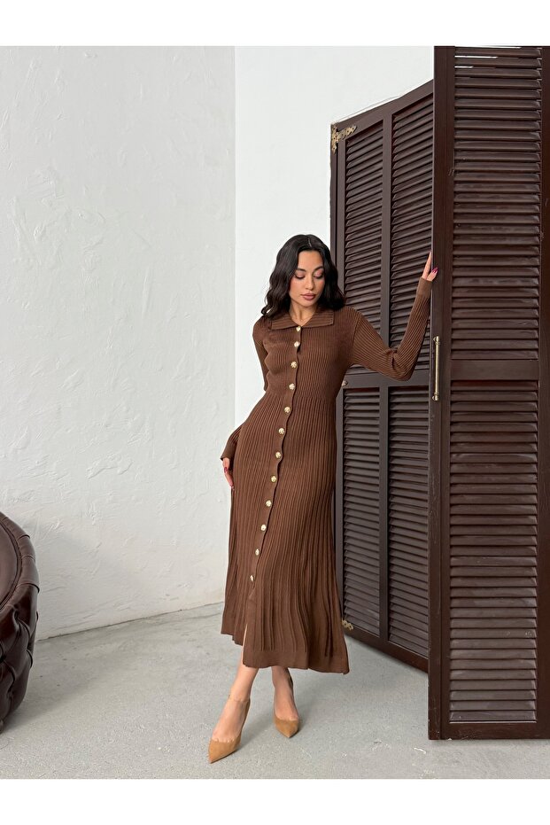 Dámské hnědé stylové dlouhé úpletové košilové šaty na knoflíky - 3