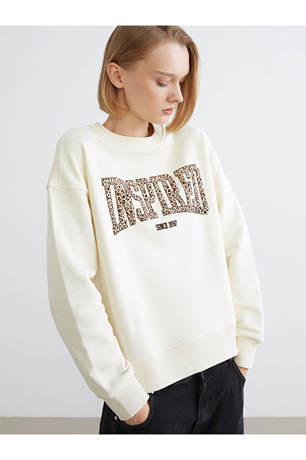 Esvab • Modern & Distinctive Text Printed Loose Fit Women's Sweatshirt