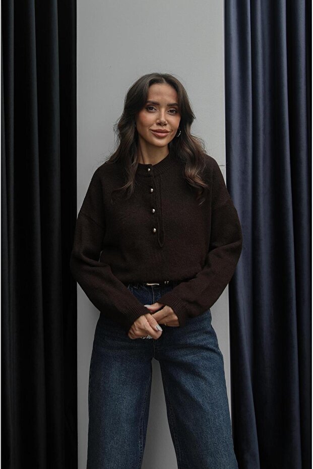 سترة باللون البني الداكن مع زر في الأعلى - 3