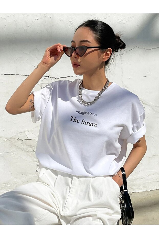تي شيرت أبيض The Future كبير الحجم للسيدات