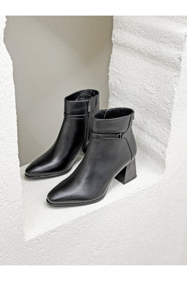 2553901K Solely Leather with Buckle Detail 7cm Thick Heel Boots for Women