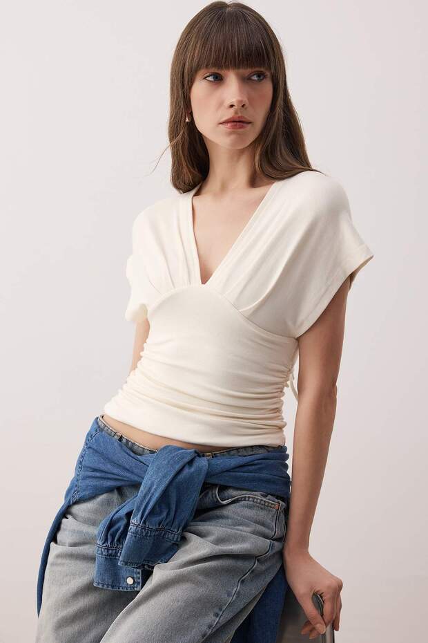 Ekru Fitted/Vücuda Oturan Büzgü/Drape Detaylı Örme Bluz TWOSS25BZ00605 - 4