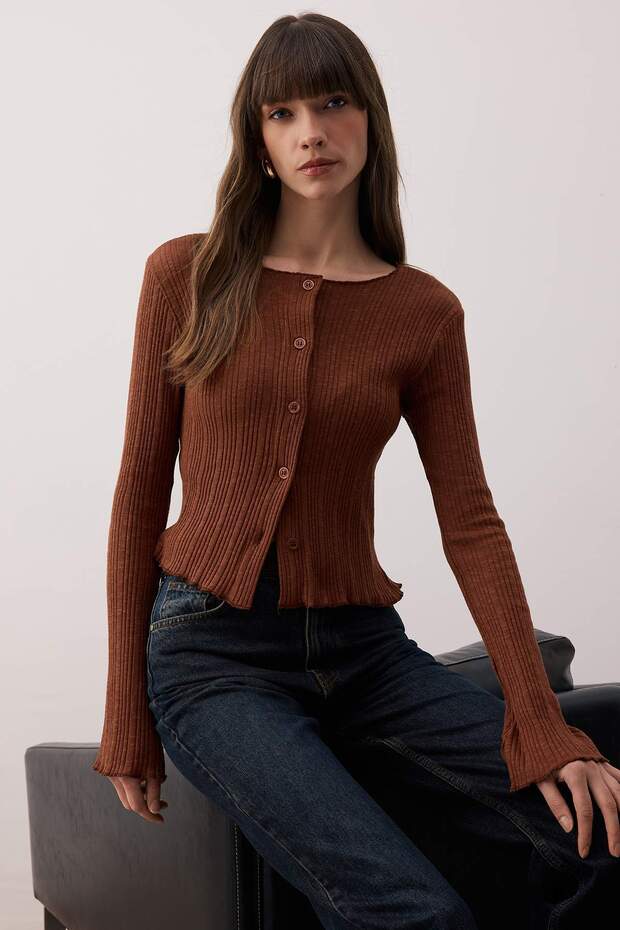 Kahverengi Jakarlı Fitted/Vücuda Oturan Düğme Detaylı Esnek Örme Bluz TWOAW26BZ00046 - 2