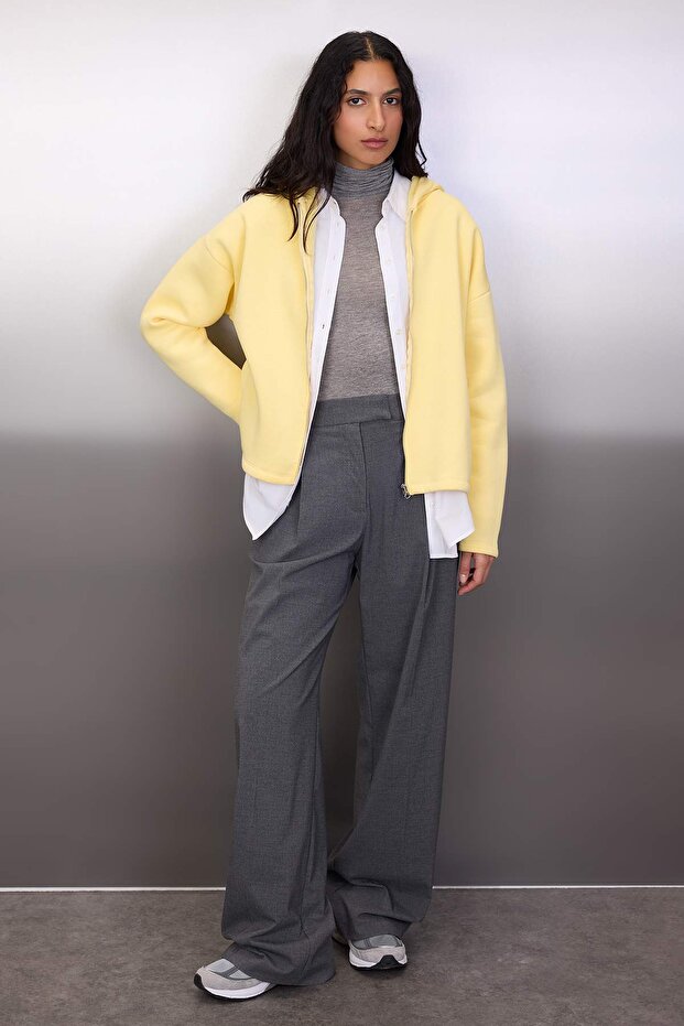 Açık Sarı Kalın İçi Polarlı Kapüşonlu Fermuarlı Oversize/Geniş Kesim Örme Sweatshirt TWOAW26SW00111 - 1