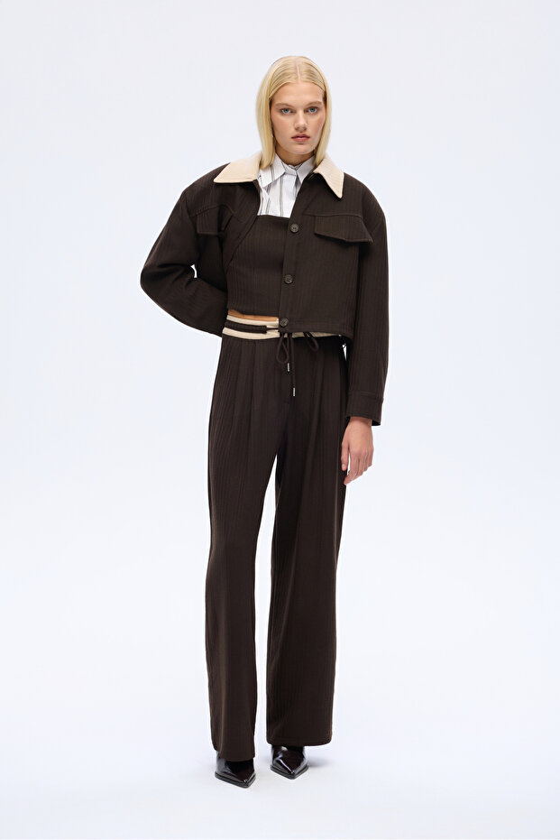 سترة قصيرة بياقة متباينة الألوان وأزرار باللون البني - 4