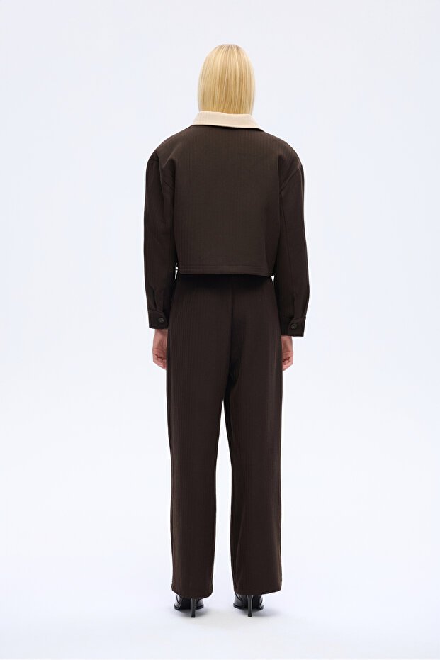 سترة قصيرة بياقة متباينة الألوان وأزرار باللون البني - 5