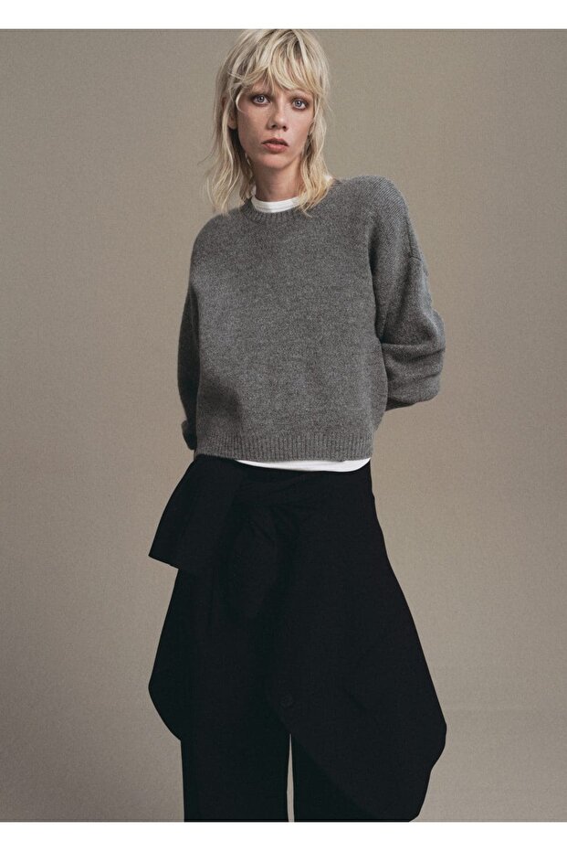 Mid-thickness knitwear sweater