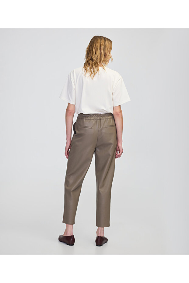 Deri görünümlü elastik bel pantolon - 5