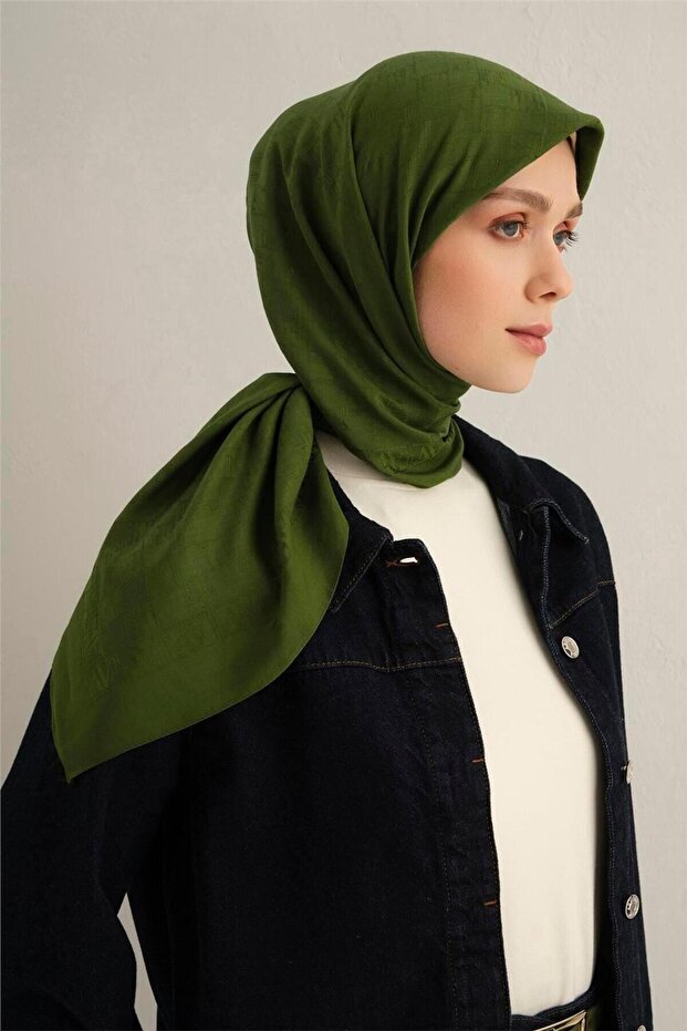 وشاح أخضر عصري منقوش