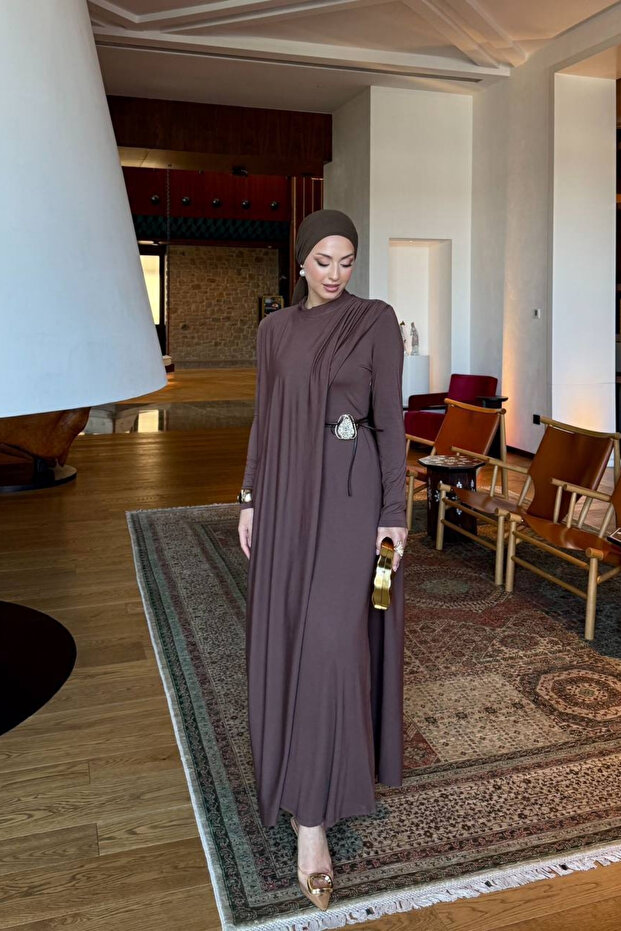 فستان سهرة إسلامي بحزام وتصميم مغلق من الأمام بأزرار على الجهتين