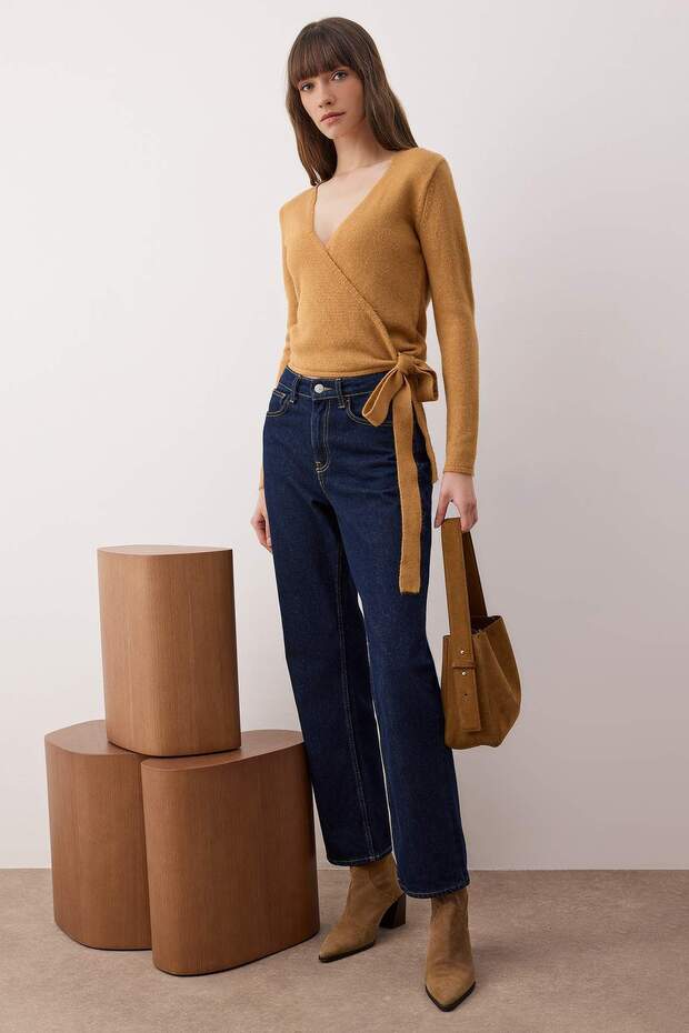 Trendyolmilla  Camel Yumuşak Dokulu Kısa/Crop Kruvaze Bağlama Triko Kazak TWOAW26KZ00070 - Görsel 3