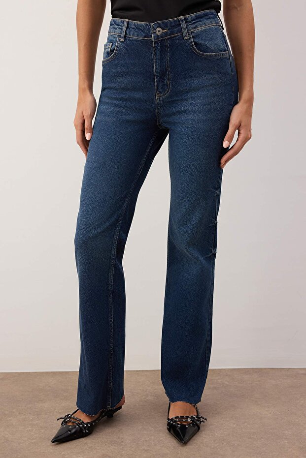 Koyu Mavi Paçası Kesikli Yüksek Bel Comfort/Esnek Flare Jeans TWOAW26JE00258 - 3
