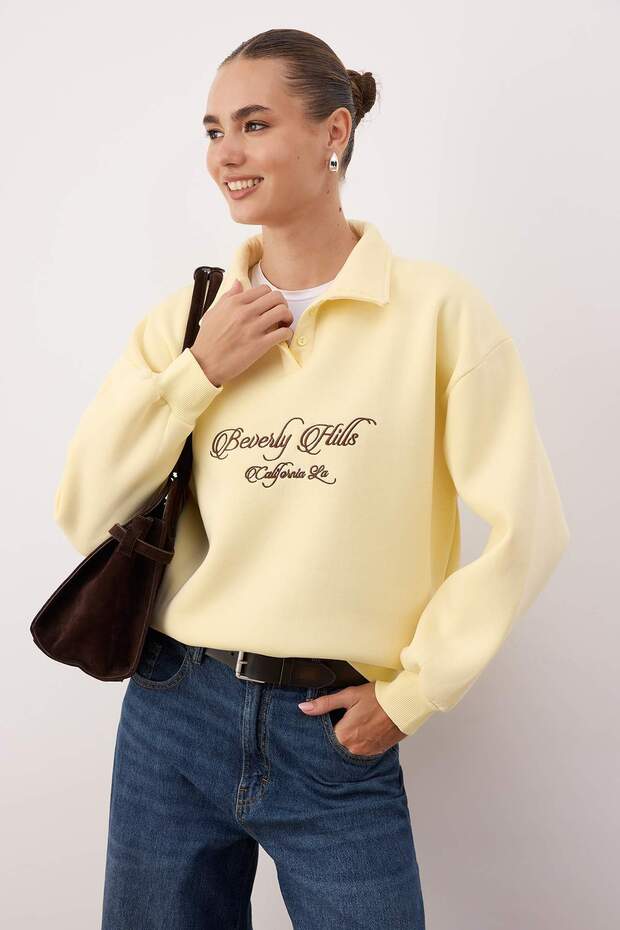 Sarı Gömlek Yaka Nakışlı Regular Fit Kalın İçi Polarlı Örme Sweatshirt TWOAW24SW00182 - 1