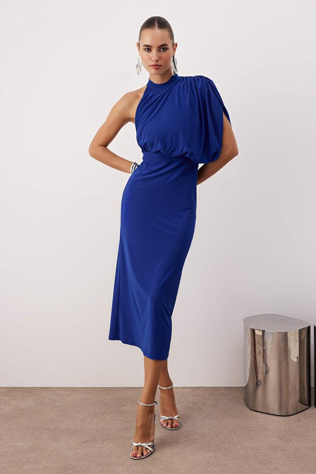 Saks Asimetrik Kol Detaylı Örme Maxi Astarsız Elbise TPRAW26EL00075 - 2