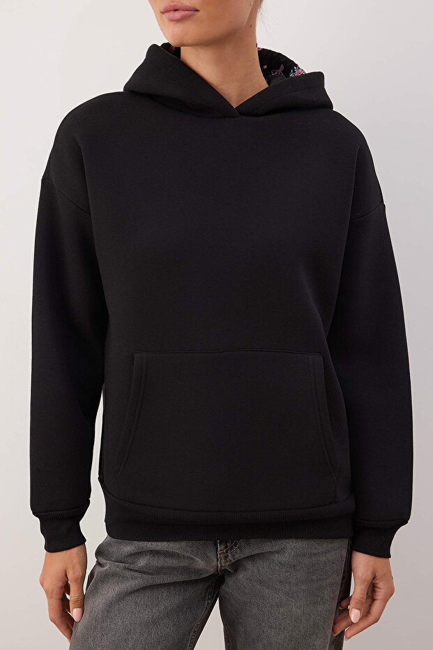 Siyah Kapüşonu Baskılı Oversize/Geniş Kalıp Örme Sweatshirt TWOAW26SW00213 - 3