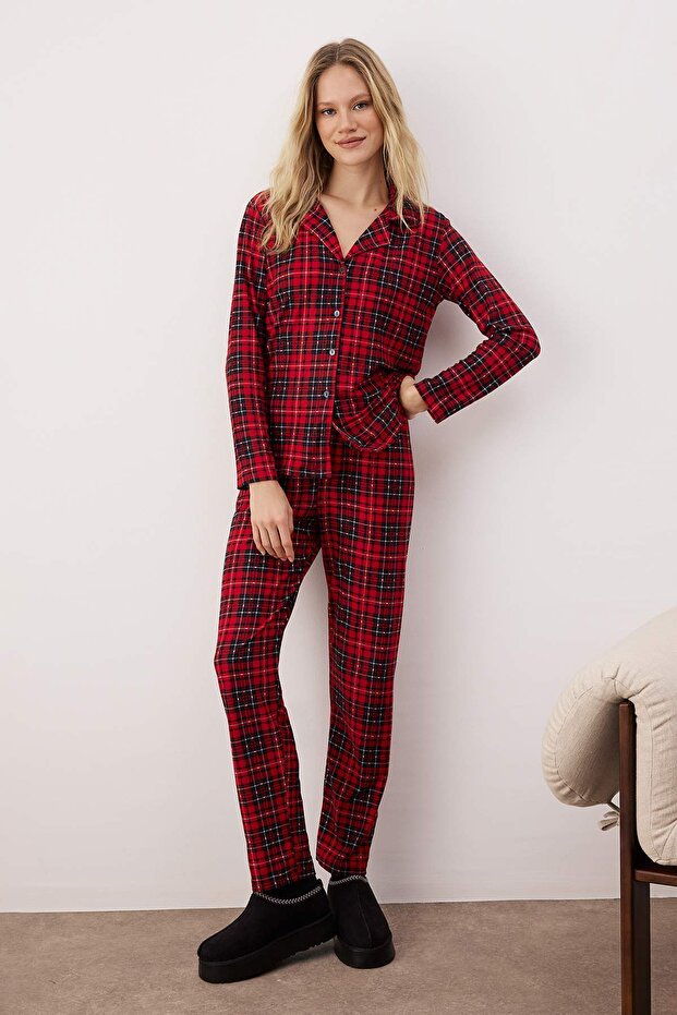 Kırmızı Ekoseli Yumuşak Hissiyatlı Fırçalı Kumaş Uyku Bantlı Örme Pijama Takımı THMAW24PT00100 - 3