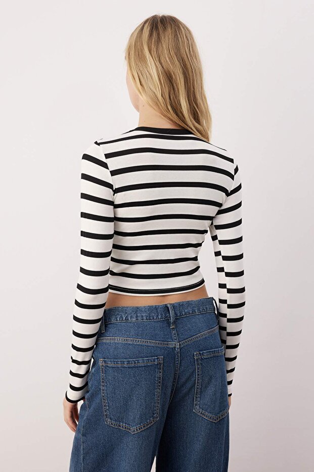 Siyah Çizgili Viskoz Yumuşak Kumaşlı Fitted Crop Esnek Örme Bluz TWOAW24BZ00048 - 4