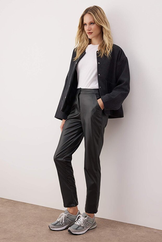 Fekete cigaretta szövésű műbőr karácsonyi nadrág TWOAW22PL0290 - 2