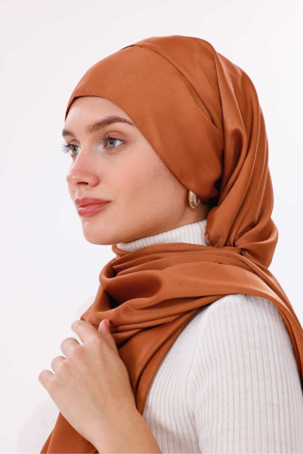 سلسلة شال نحاسي حريري، الجزء الأمامي من سطع خفيف، والجزء الخلفي غير لامع