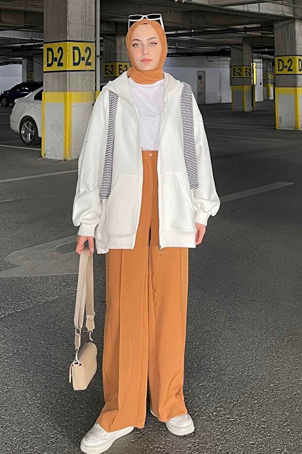 سترة رياضية مسطحة بسحاب أمامي باللون الأبيض