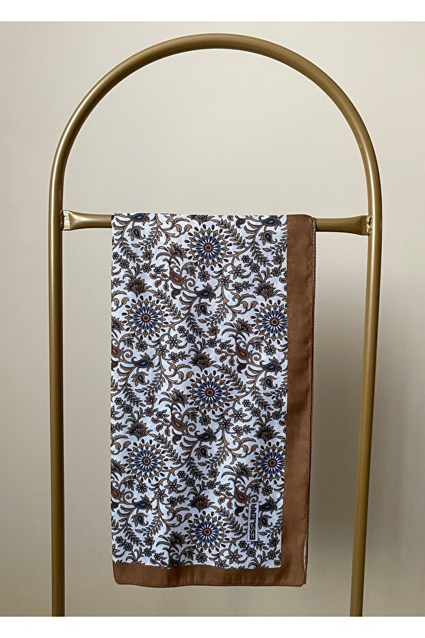 وشاح ناعم بنقشة الزهور باللون البني الحليبي - 8