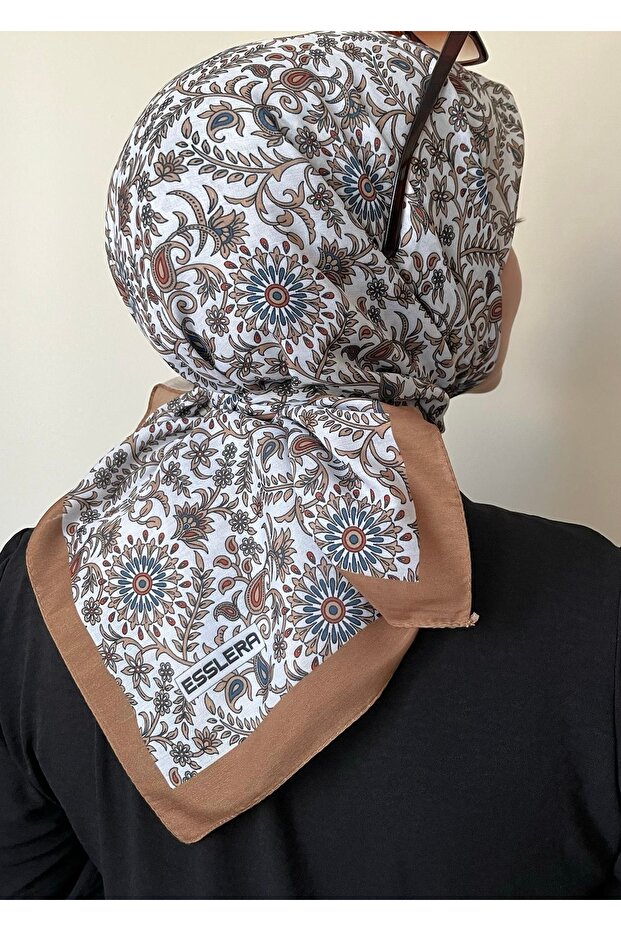 وشاح ناعم بنقشة الزهور باللون البني الحليبي - 3