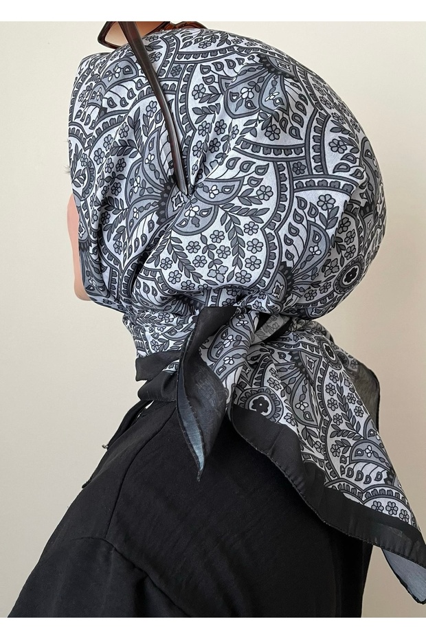 وشاح أسود منقوش بالزهور - 1