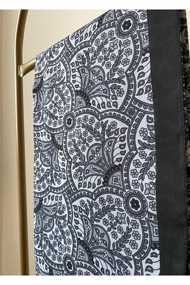 وشاح أسود منقوش بالزهور - 5