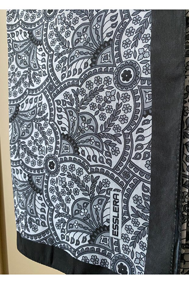 وشاح أسود منقوش بالزهور - 4