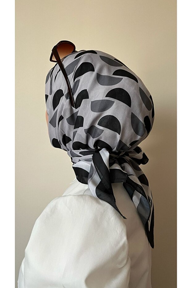 D وشاح ناعم أسود منقوش - 4