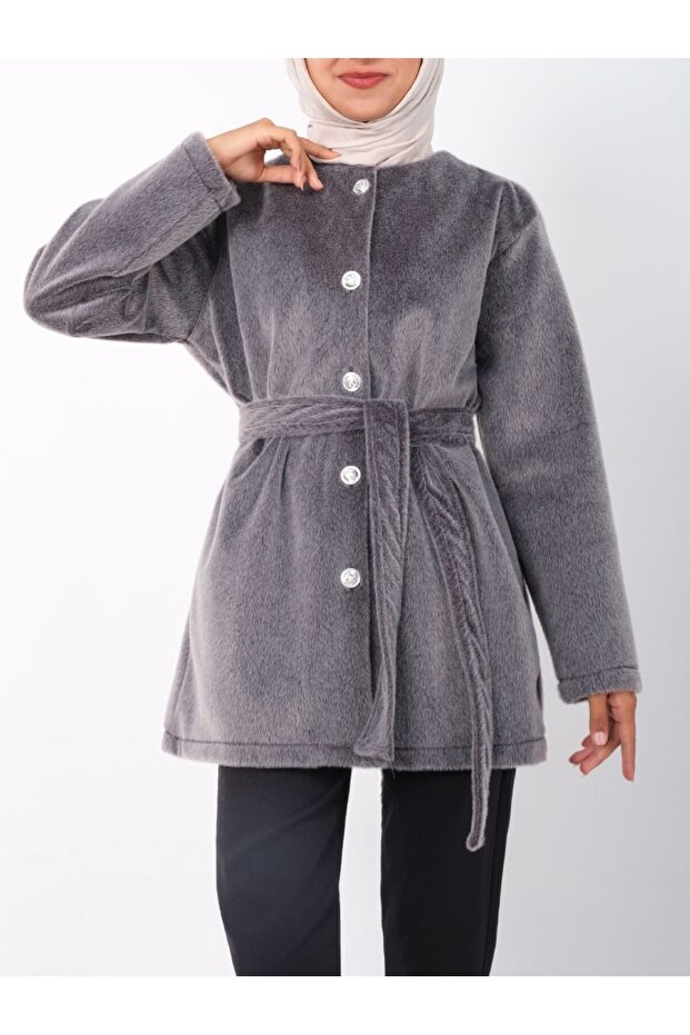 سترة من الفرو بأزرار مربوطة على الخصر - 2