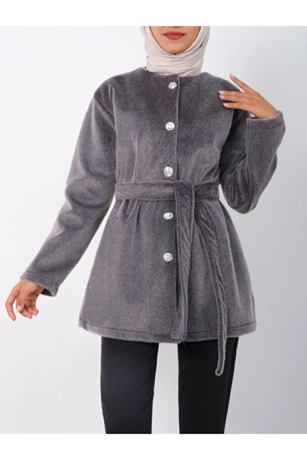 سترة من الفرو بأزرار مربوطة على الخصر - 1