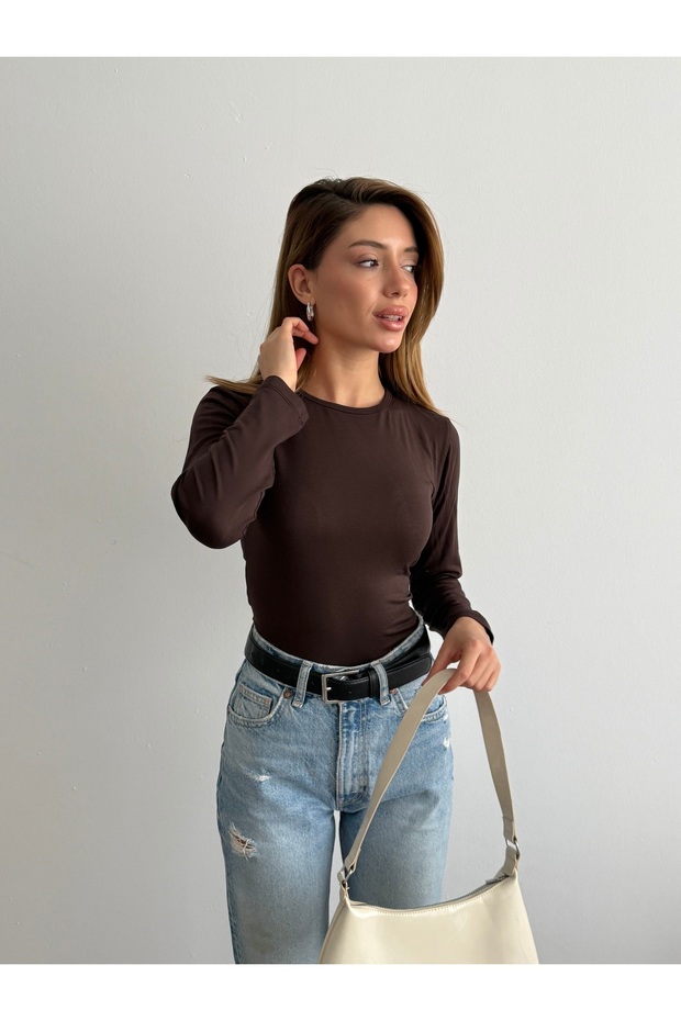 بلوزة نسائية بأكمام طويلة