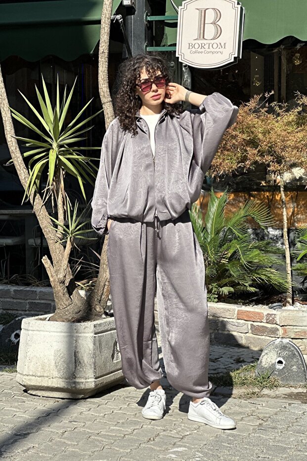 سترة نسائية من الساتان بأكمام الوطواط وسحاب