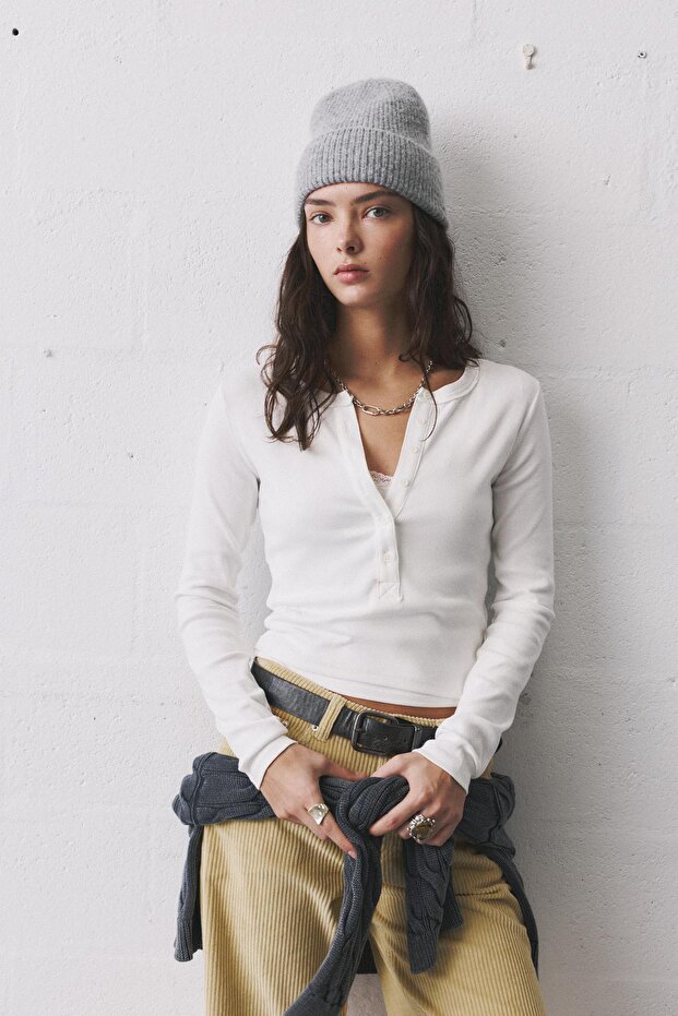 Düğmeli dar kesim t-shirt - 2