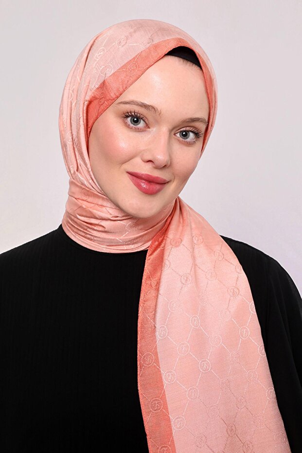 شال مونوغرام ذو حواف مخططة من السلمون
