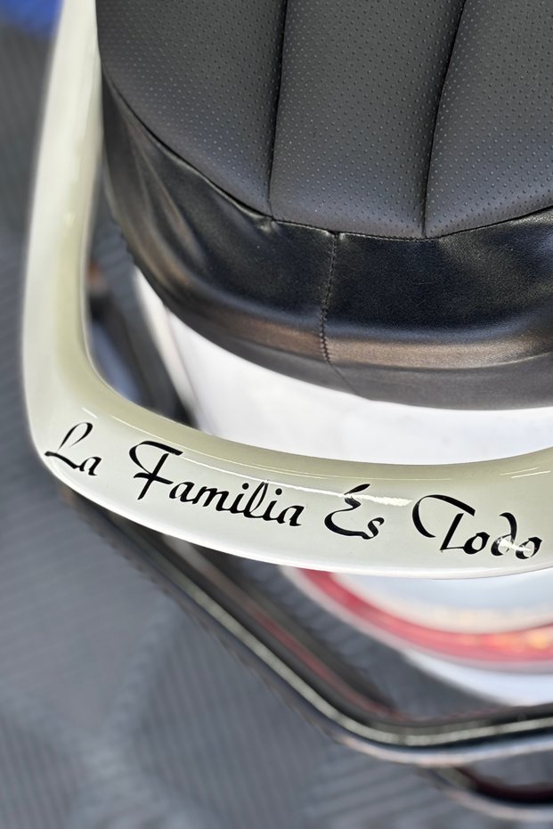 La Familia Es Todo (Family Is Everything) Sticker Decal for Motorcycles, Cars and Helmets (20cm)