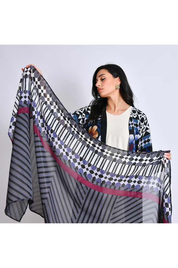 Quarter-length abaya made of chiffon fabric with random patterns - 3