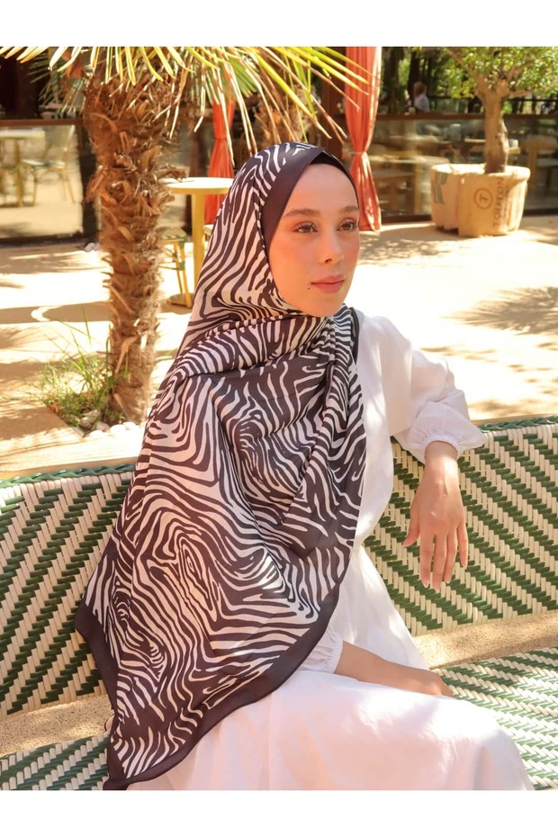 شال حرير ميديني أسود وأبيض