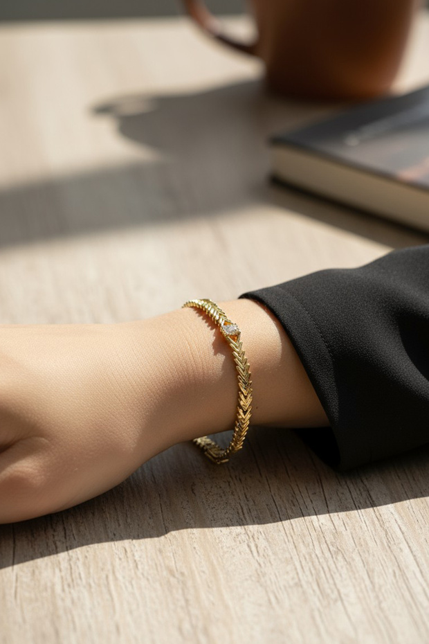 Sergeant Model Stone Xuping Non-Tarnish Bracelet – Gold |   Shiny Zircon Detailing, Stylish and Durable Design - 3