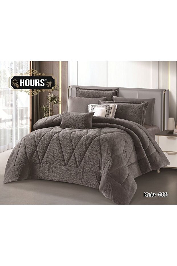 Plain bedspread with an elegant classic pattern - 1