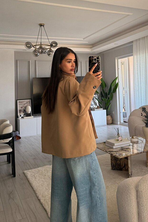 Dik yaka camel marka model trençkot - 3